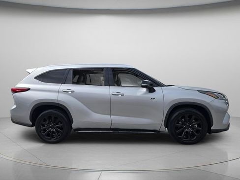 Used 2023 Toyota Highlander Limited FWD image 4