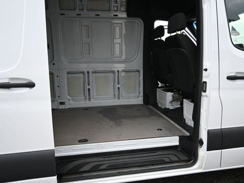 Used 2025 Mercedes-Benz Sprinter 2500 image 15