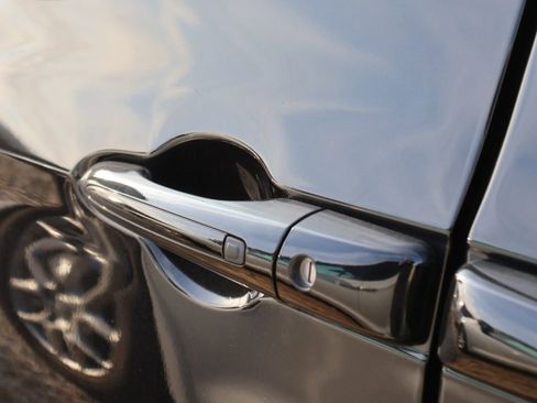 Used 2024 Chrysler Pacifica Touring-L image 19