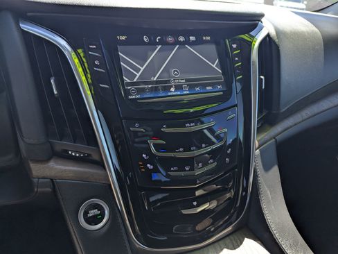 Used 2017 Cadillac Escalade Premium Luxury AWD/4WD image 13