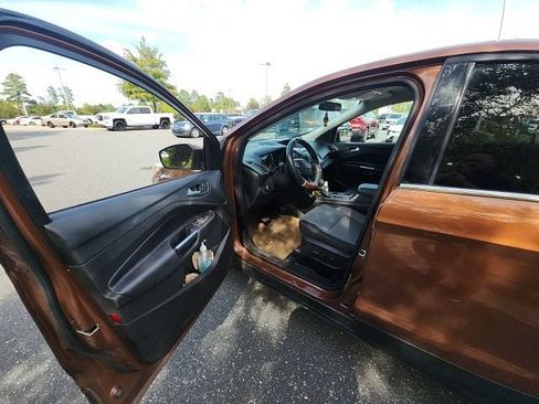 Used 2017 Ford Escape SE w/ SE Cold Weather Package FWD image 18