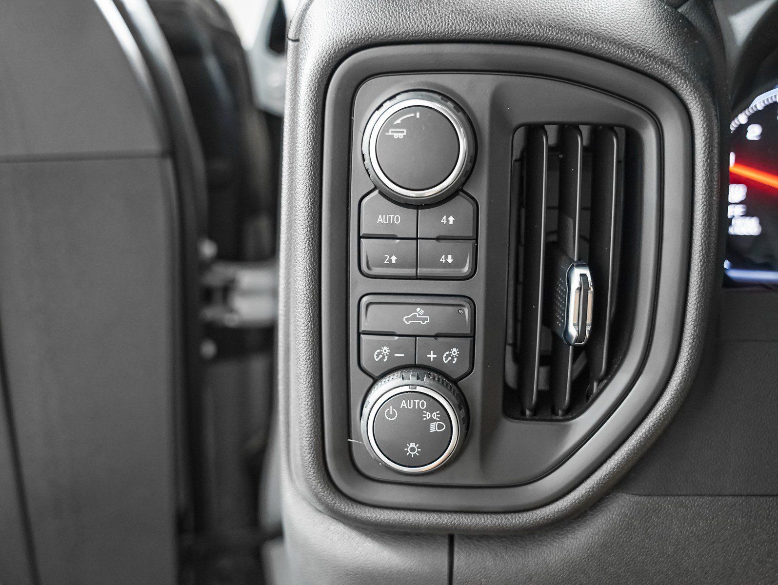 Used 2024 Chevrolet Silverado 1500 Custom Trail Boss w/ Turbomax Blackout Package AWD/4WD image 20