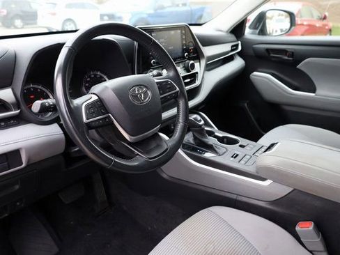 Used 2022 Toyota Highlander LE image 10