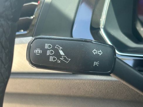 Used 2023 Volkswagen Jetta SE w/ Panoramic Sunroof Package image 27