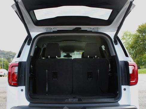 Used 2023 GMC Acadia SLE w/ Driver Convenience Package image 12