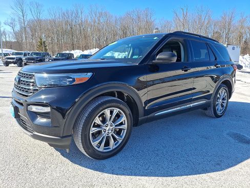Certified 2022 Ford Explorer XLT w/ Equipment Group 202A image 3