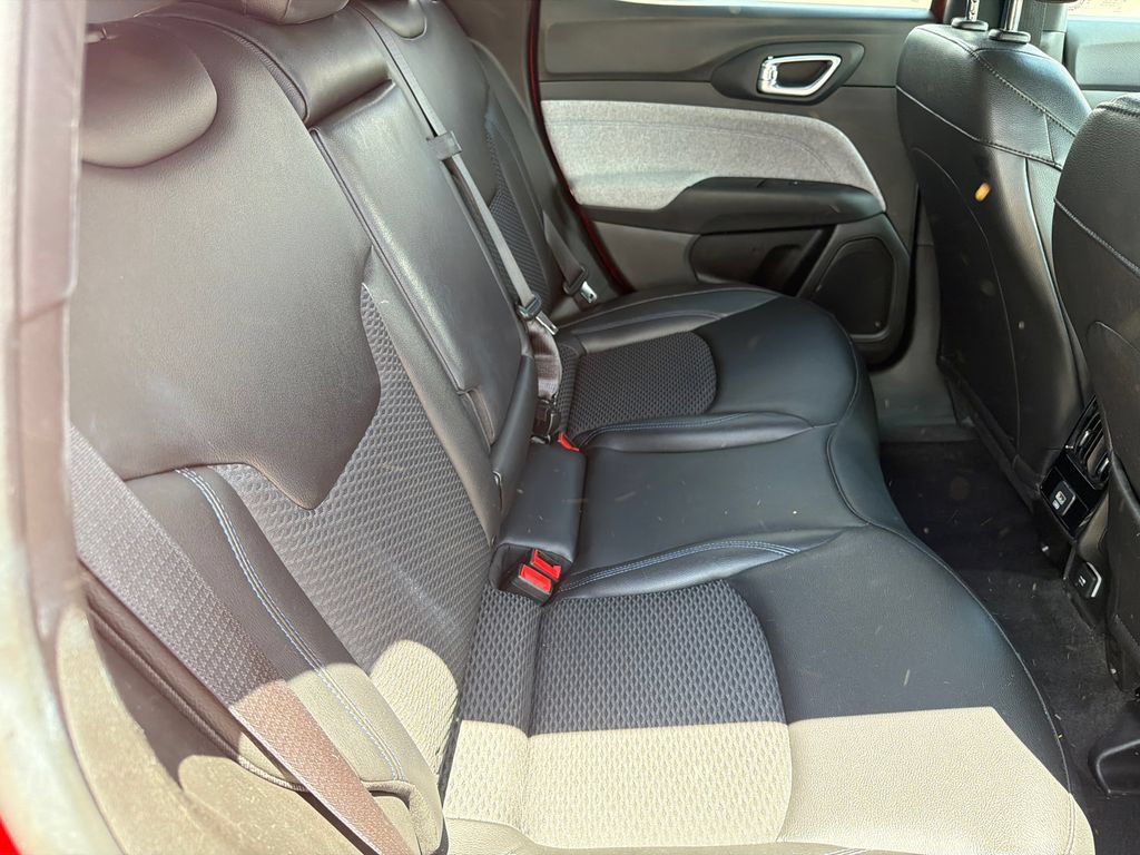 Used 2025 Jeep Compass Latitude AWD/4WD image 15