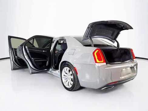 Used 2019 Chrysler 300 Touring w/ Chrome Appearance Package RWD image 39