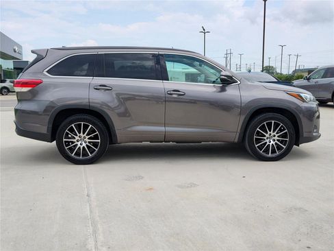 Used 2017 Toyota Highlander SE image 10