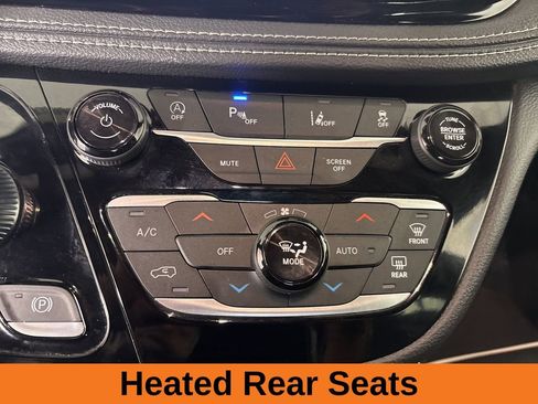 Used 2025 Chrysler Pacifica Limited image 17