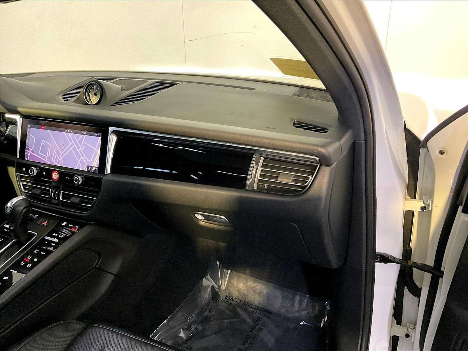Certified 2023 Porsche Macan AWD/4WD image 22