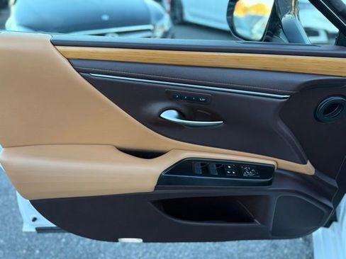 Used 2019 Lexus ES 300h w/ Luxury Package image 17