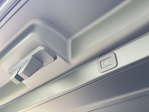 New 2025 Land Rover Range Rover SE image 36