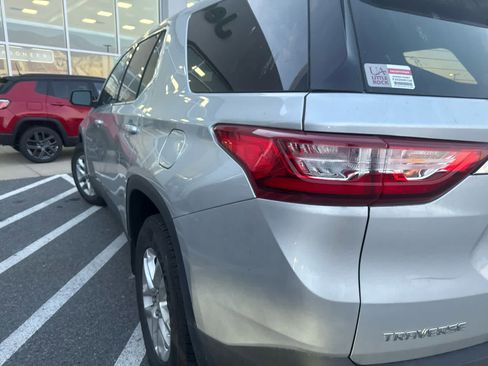 Used 2021 Chevrolet Traverse LS image 8