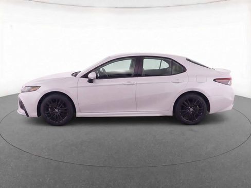 Used 2025 Toyota Camry SE image 10