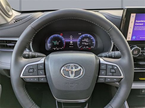 Used 2024 Toyota Highlander Platinum image 31