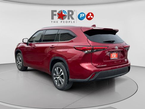 Used 2020 Toyota Highlander XLE image 3