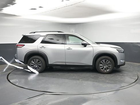 Used 2025 Nissan Pathfinder SV image 6