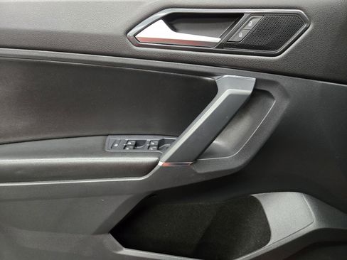Used 2018 Volkswagen Tiguan S image 15