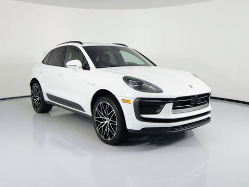 Certified 2026 Porsche Macan AWD/4WD image 12