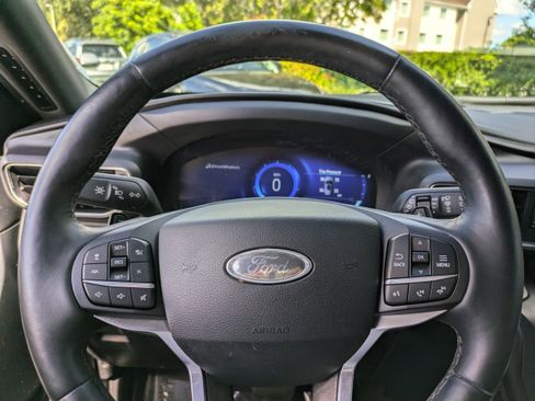 Used 2020 Ford Explorer Platinum w/ Premium Technology Package image 24