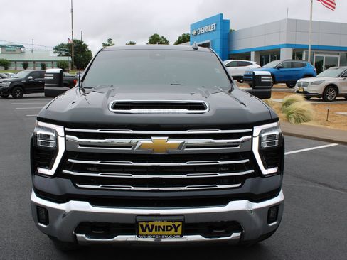 Used 2024 Chevrolet Silverado 2500 LTZ AWD/4WD image 3