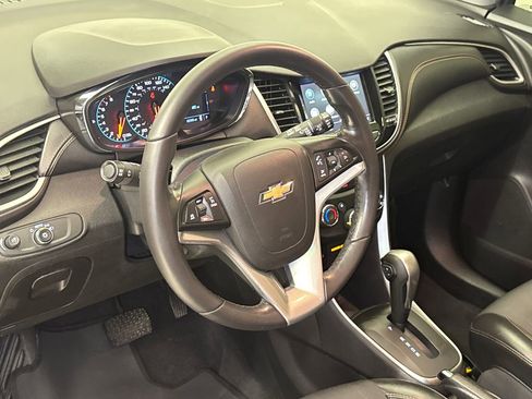 Used 2019 Chevrolet Trax LT w/ LT Convenience Package FWD image 18