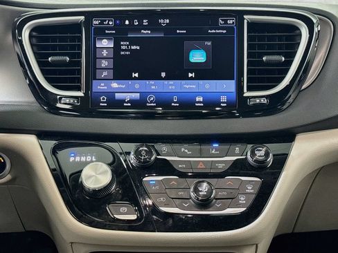 Used 2024 Chrysler Pacifica Touring-L FWD image 14