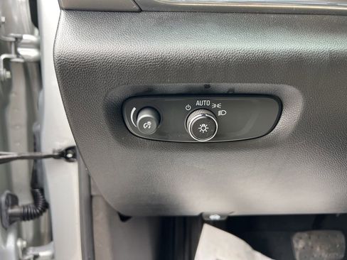 Used 2022 Chevrolet Traverse LS image 29