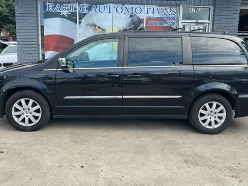 Used 2011 Chrysler Town & Country Touring-L w/ Driver Convenience Group FWD image 6