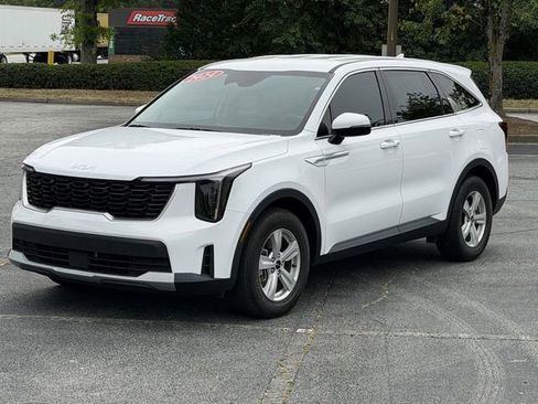 Used 2024 Kia Sorento LX FWD image 2