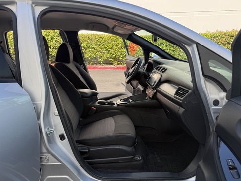 Used 2021 Nissan Leaf SV w/ SV Technology Package FWD image 12