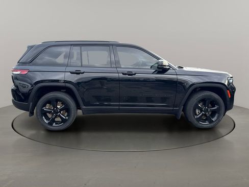 Used 2023 Jeep Grand Cherokee Altitude image 8