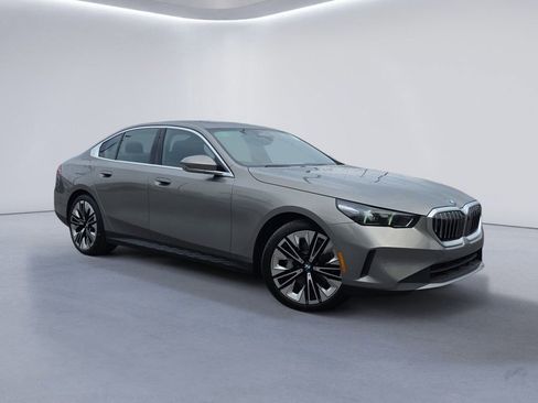 New 2026 BMW 530i xDrive w/ Premium Package image 2