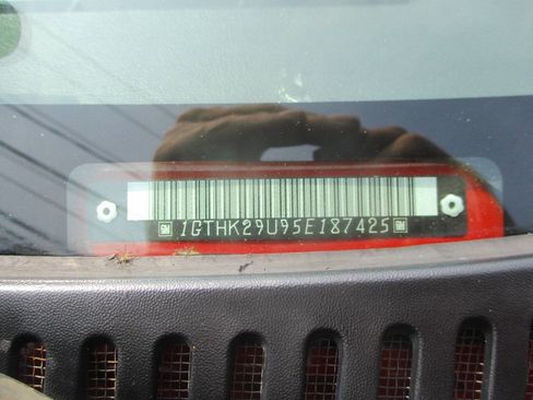 Used 2005 GMC Sierra 2500 SLE w/ Snow Plow Prep Package image 17