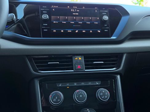 Certified 2023 Volkswagen Taos SE w/ Panoramic Sunroof Package AWD/4WD image 32