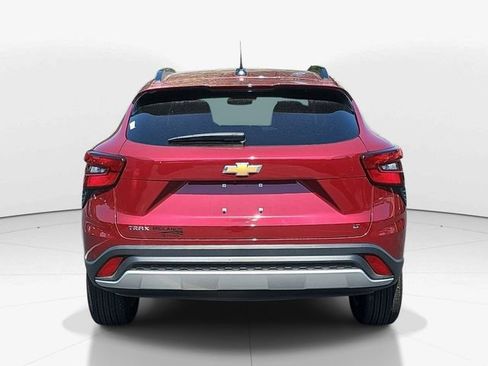 Used 2025 Chevrolet Trax LT w/ LT Convenience Package FWD image 4