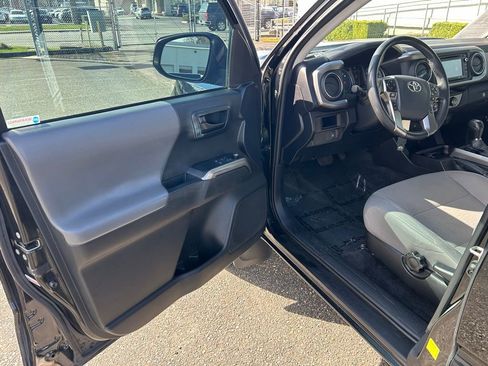 Certified 2018 Toyota Tacoma SR5 w/ SR5 Appearance Package (SM) image 9