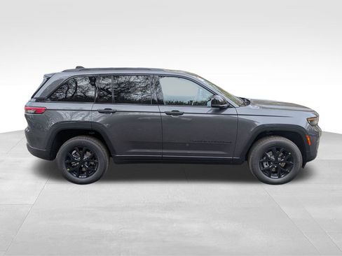 New 2025 Jeep Grand Cherokee Altitude image 2