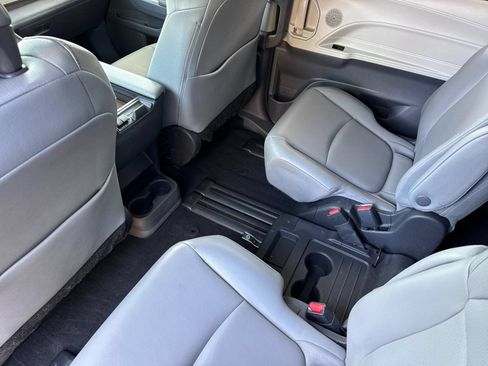 Used 2022 Toyota Sienna XLE FWD image 12