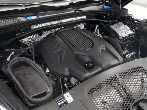 Certified 2026 Porsche Macan AWD/4WD image 14