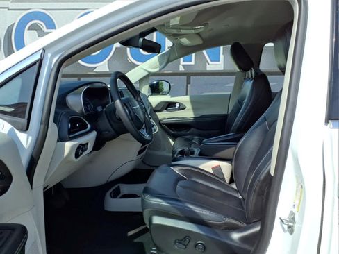 Used 2024 Chrysler Pacifica Touring-L FWD image 16