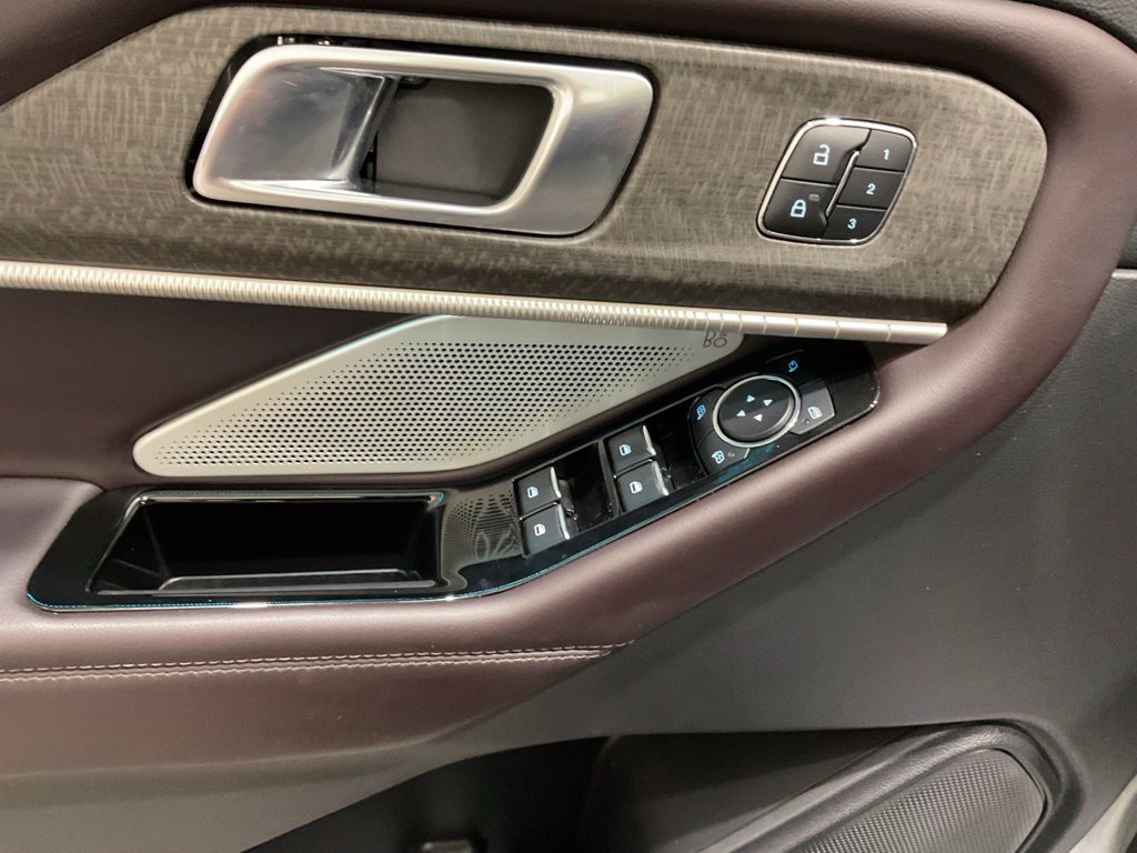 Used 2025 Ford Explorer Platinum AWD/4WD image 7