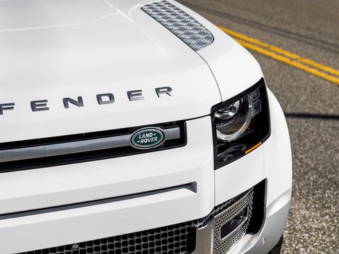 Used 2023 Land Rover Defender 130 SE image 14