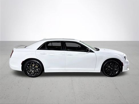 Used 2020 Chrysler 300 Touring L w/ Value Package AWD/4WD image 5