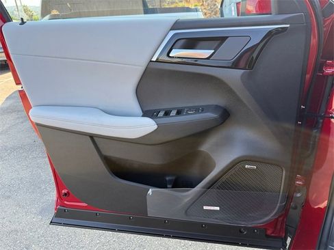 New 2025 Mitsubishi Outlander SE image 11