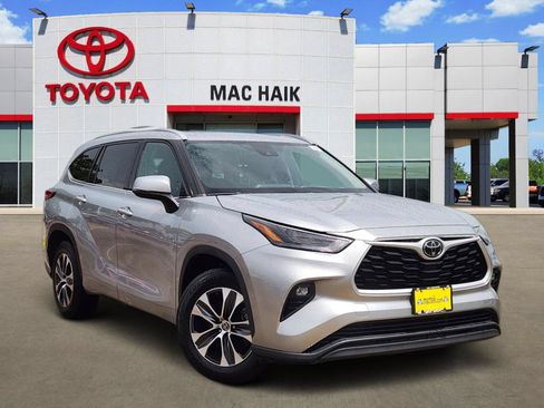 Used 2022 Toyota Highlander XLE FWD image 1