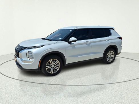Used 2023 Mitsubishi Outlander ES FWD image 2