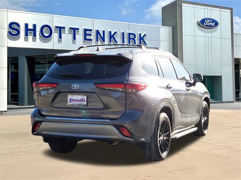 Used 2023 Toyota Highlander L image 8