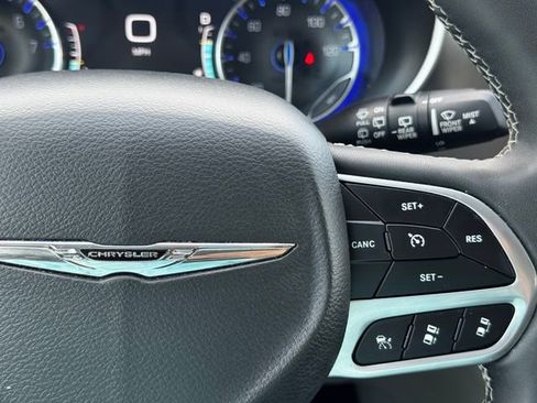 Certified 2023 Chrysler Pacifica Touring-L FWD image 25